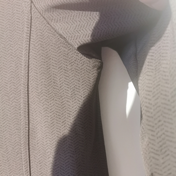 Like new Lululemon size 4 apres ski rainproof jacket - Picture 16 of 16